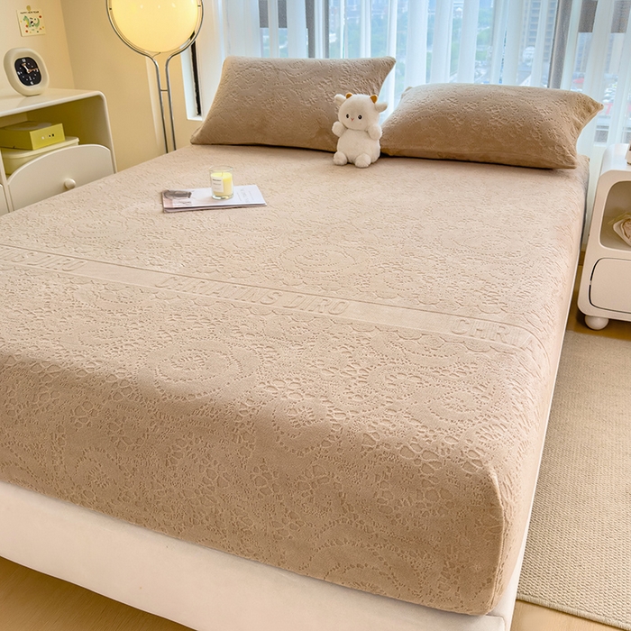 91家纺网 家纺一手货源 找家纺 摩妮卡 2025新款小清新雕花牛奶绒床笠单床笠床笠三件套 梵迪咖