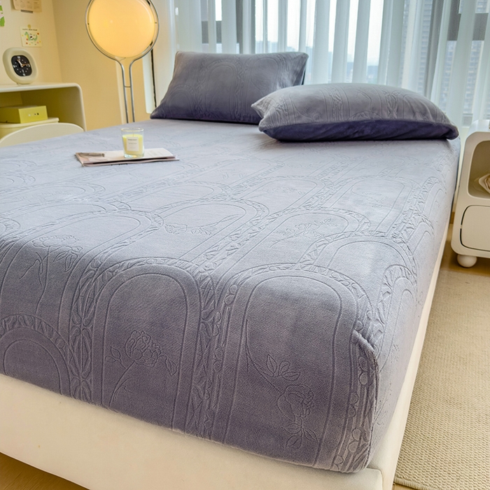 91家纺网 家纺一手货源 找家纺 摩妮卡 2025新款小清新雕花牛奶绒床笠单床笠床笠三件套 宝莉蓝