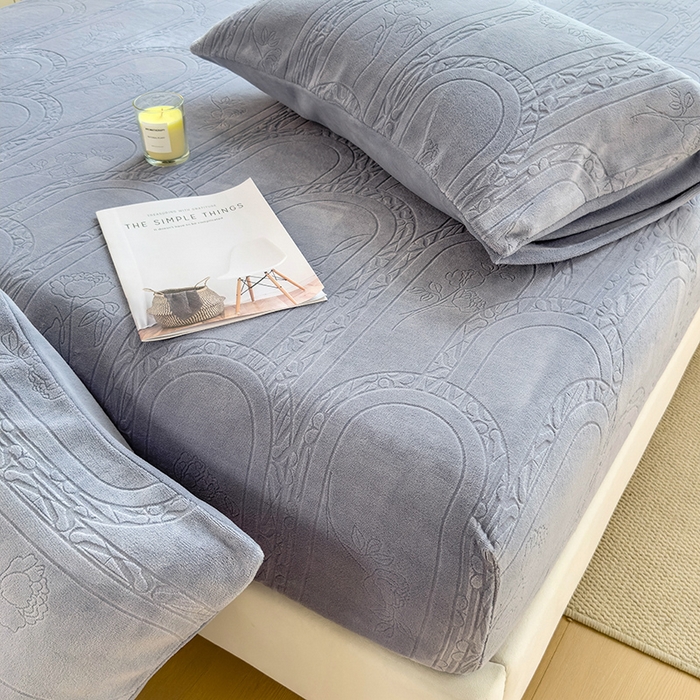 91家纺网 家纺一手货源 找家纺 摩妮卡 2025新款小清新雕花牛奶绒床笠单床笠床笠三件套 宝莉蓝