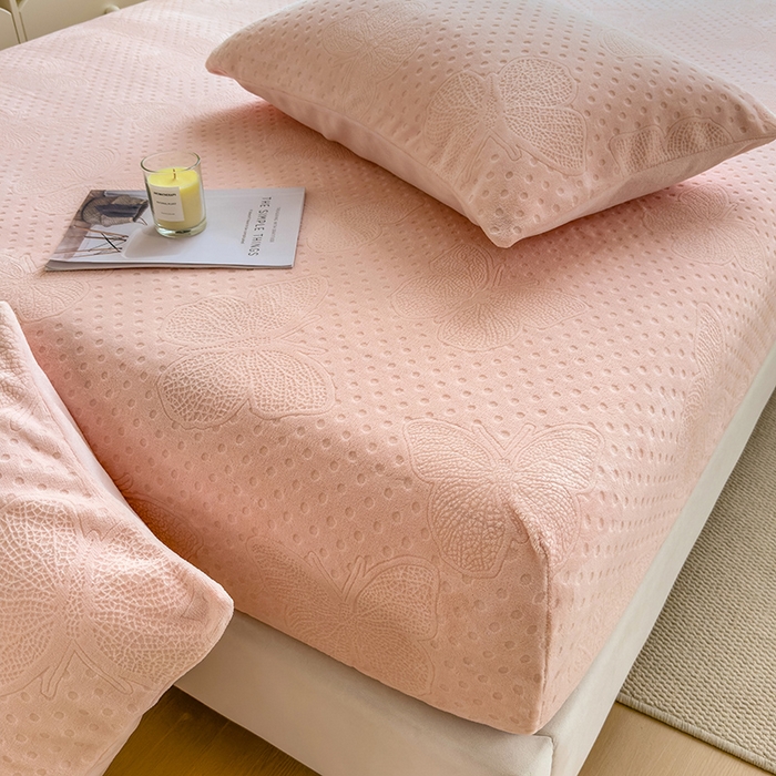 91家纺网 家纺一手货源 找家纺 摩妮卡 2025新款小清新雕花牛奶绒床笠单床笠床笠三件套 简爱粉