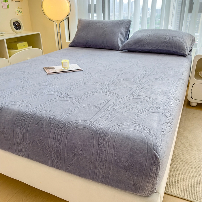 91家纺网 家纺一手货源 找家纺 摩妮卡 2025新款小清新雕花牛奶绒床笠单床笠床笠三件套 宝莉蓝