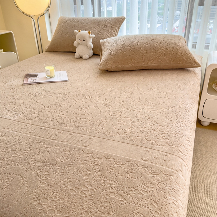 91家纺网 家纺一手货源 找家纺 摩妮卡 2025新款小清新雕花牛奶绒床笠单床笠床笠三件套 梵迪咖