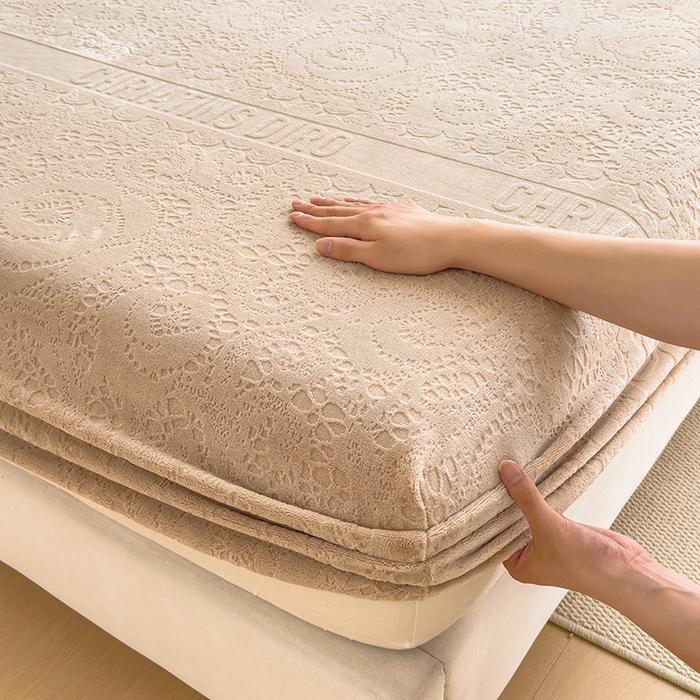 91家纺网 家纺一手货源 找家纺 摩妮卡 2025新款小清新雕花牛奶绒床笠单床笠床笠三件套 梵迪咖