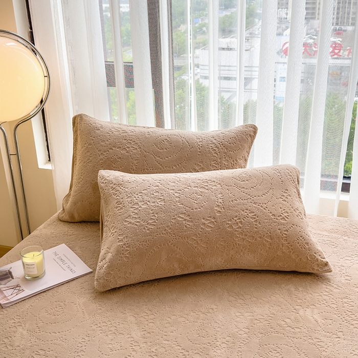 91家纺网 家纺一手货源 找家纺 摩妮卡 2025新款小清新雕花牛奶绒床笠单床笠床笠三件套 梵迪咖