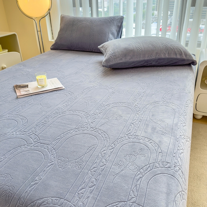 91家纺网 家纺一手货源 找家纺 摩妮卡 2025新款小清新雕花牛奶绒床笠单床笠床笠三件套 宝莉蓝