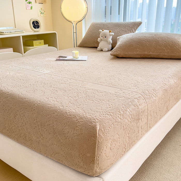 91家纺网 家纺一手货源 找家纺 摩妮卡 2025新款小清新雕花牛奶绒床笠单床笠床笠三件套 梵迪咖