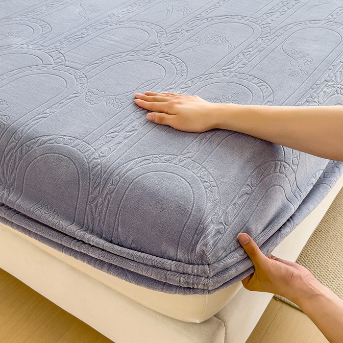 91家纺网 家纺一手货源 找家纺 摩妮卡 2025新款小清新雕花牛奶绒床笠单床笠床笠三件套 宝莉蓝