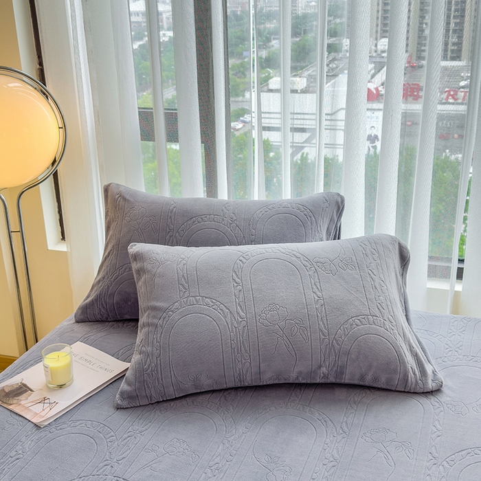 91家纺网 家纺一手货源 找家纺 摩妮卡 2025新款小清新雕花牛奶绒床笠单床笠床笠三件套 宝莉蓝