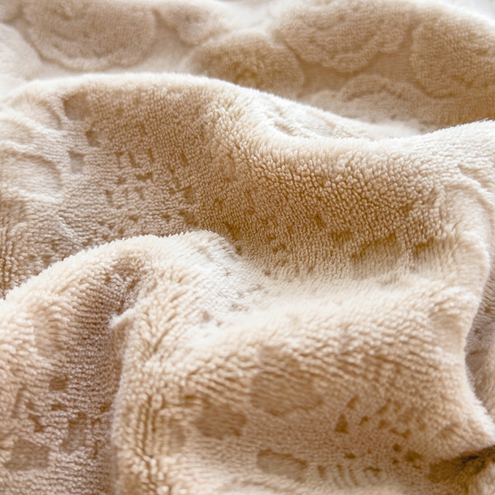 91家纺网 家纺一手货源 找家纺 摩妮卡 2025新款小清新雕花牛奶绒床笠单床笠床笠三件套 梵迪咖