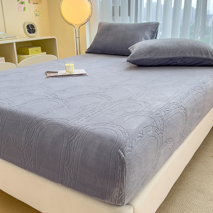 91家纺网 家纺一手货源 找家纺 摩妮卡 2025新款小清新雕花牛奶绒床笠单床笠床笠三件套 宝莉蓝