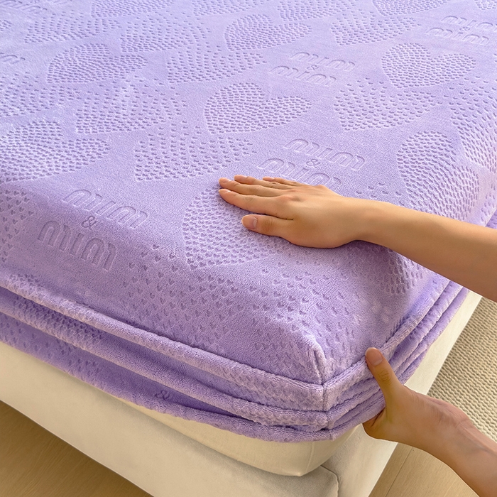 91家纺网 家纺一手货源 找家纺 摩妮卡 2025新款小清新雕花牛奶绒床笠单床笠床笠三件套 莫妮紫