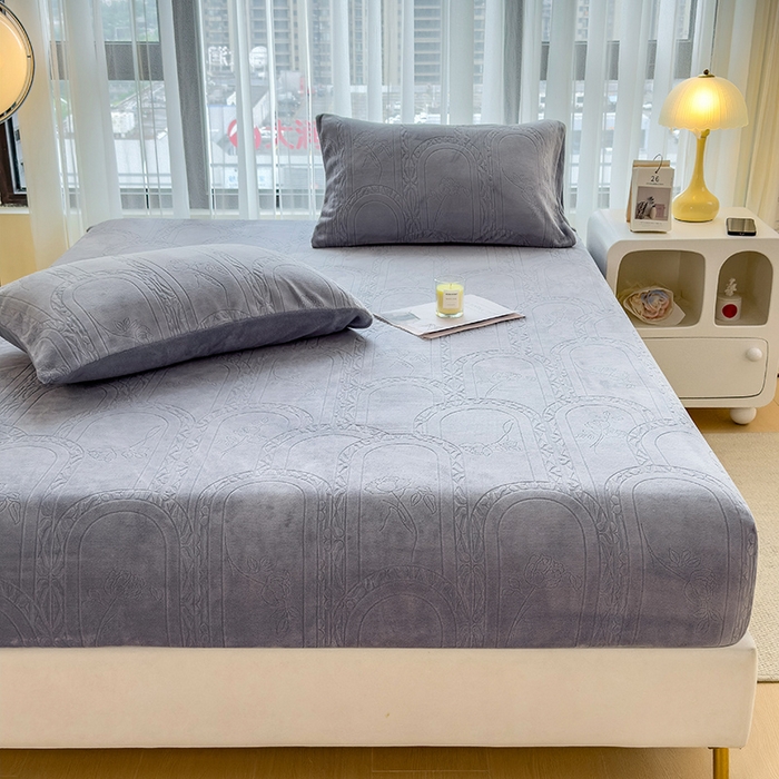 91家纺网 家纺一手货源 找家纺 摩妮卡 2025新款小清新雕花牛奶绒床笠单床笠床笠三件套 宝莉蓝