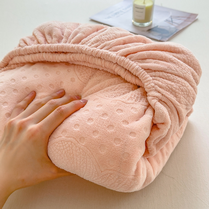 91家纺网 家纺一手货源 找家纺 摩妮卡 2025新款小清新雕花牛奶绒床笠单床笠床笠三件套 简爱粉