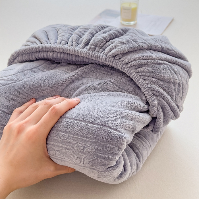 91家纺网 家纺一手货源 找家纺 摩妮卡 2025新款小清新雕花牛奶绒床笠单床笠床笠三件套 宝莉蓝