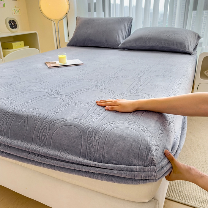 91家纺网 家纺一手货源 找家纺 摩妮卡 2025新款小清新雕花牛奶绒床笠单床笠床笠三件套 宝莉蓝