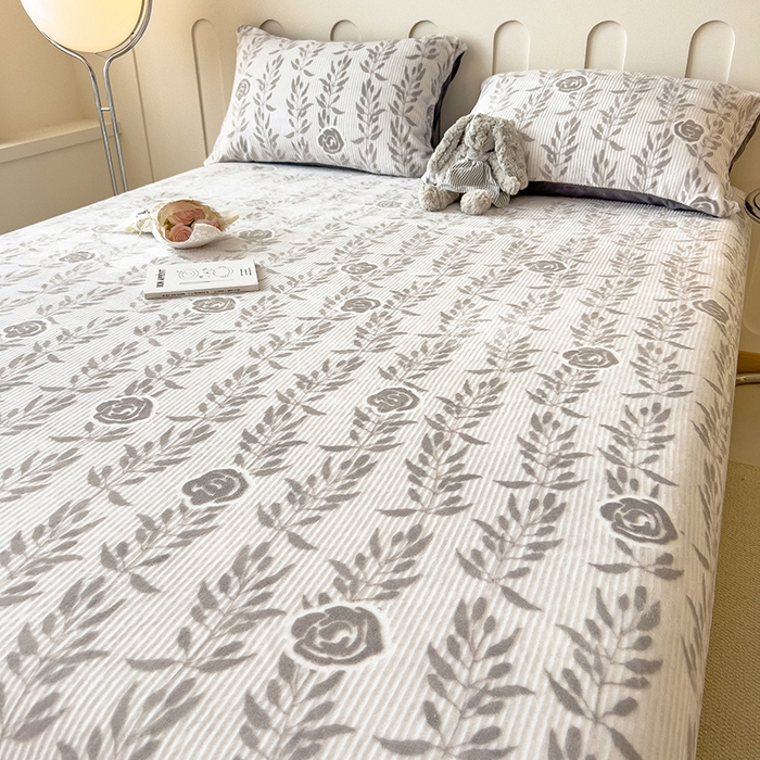 91家纺网 家纺一手货源 找家纺 摩妮卡 2025新款小清新雕花牛奶绒床笠单床笠床笠三件套 朵缇-灰