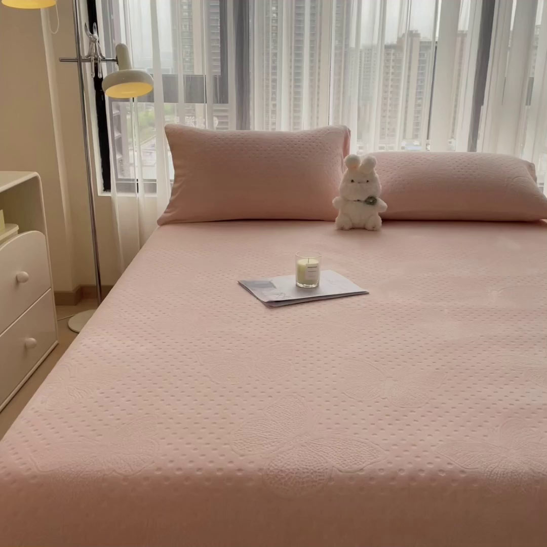 91家纺网 家纺一手货源 找家纺 摩妮卡 2025新款小清新雕花牛奶绒床笠单床笠床笠三件套 简爱粉