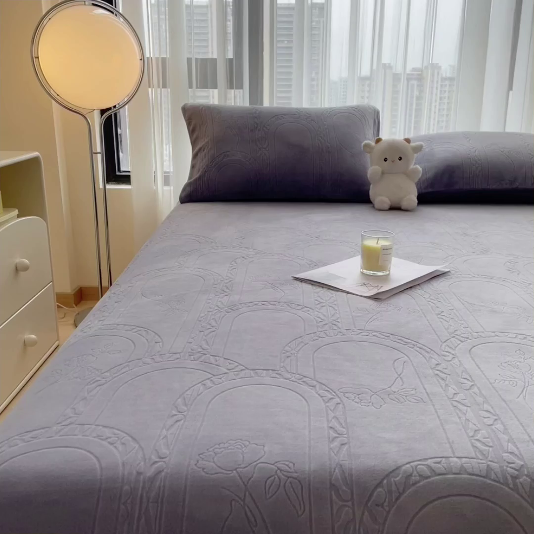 91家纺网 家纺一手货源 找家纺 摩妮卡 2025新款小清新雕花牛奶绒床笠单床笠床笠三件套 宝莉蓝