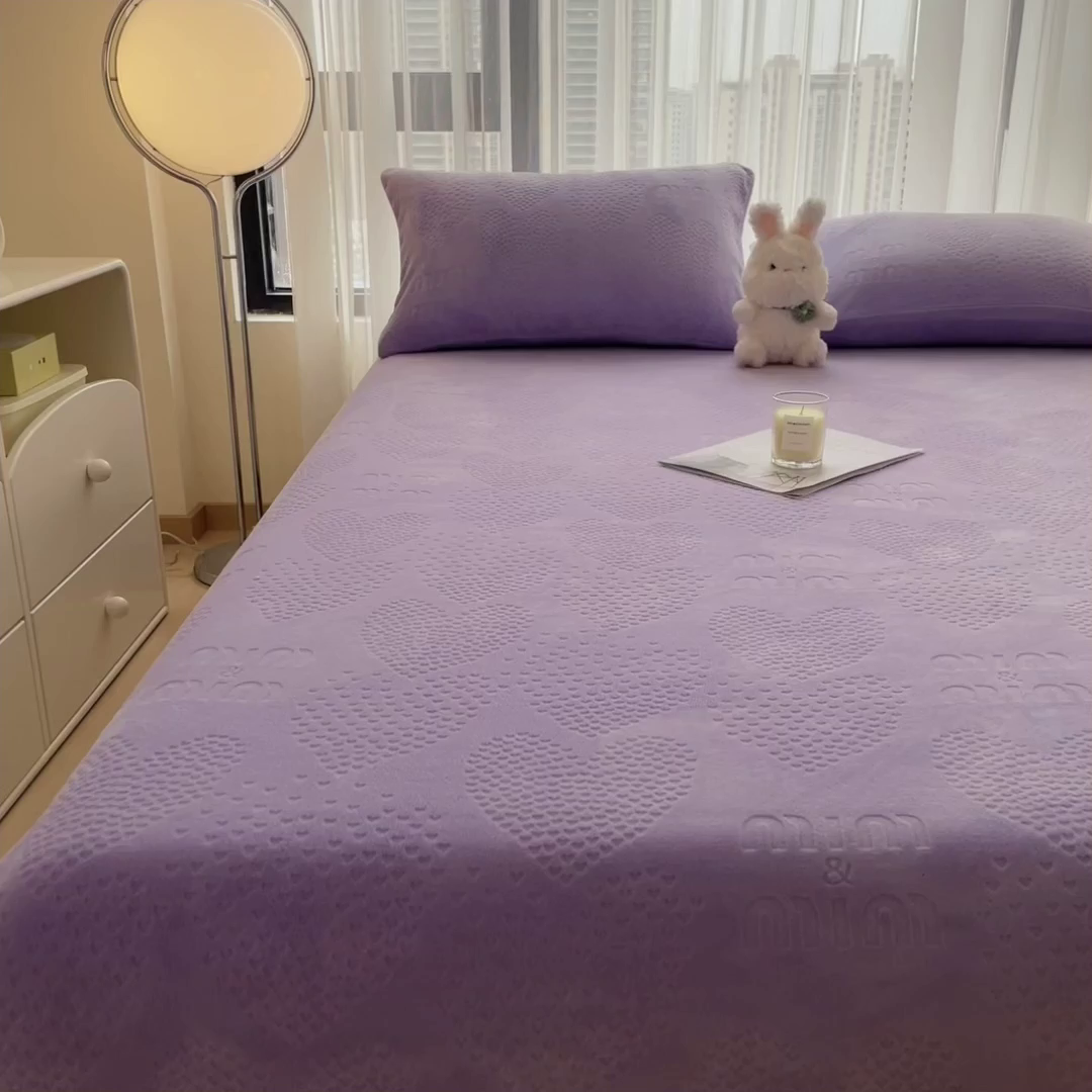 91家纺网 家纺一手货源 找家纺 摩妮卡 2025新款小清新雕花牛奶绒床笠单床笠床笠三件套 莫妮紫