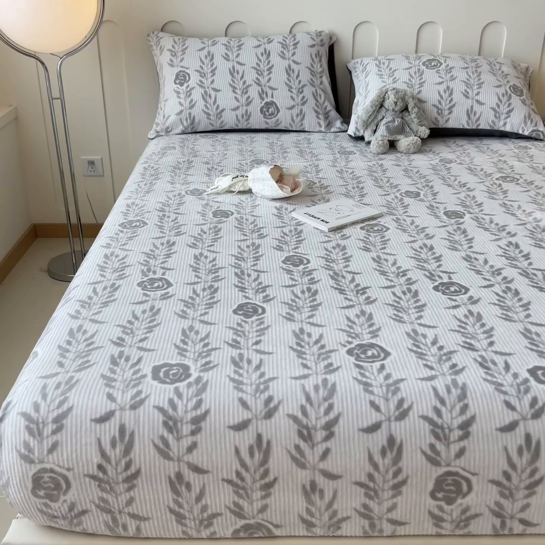 91家纺网 家纺一手货源 找家纺 摩妮卡 2025新款小清新雕花牛奶绒床笠单床笠床笠三件套 朵缇-灰