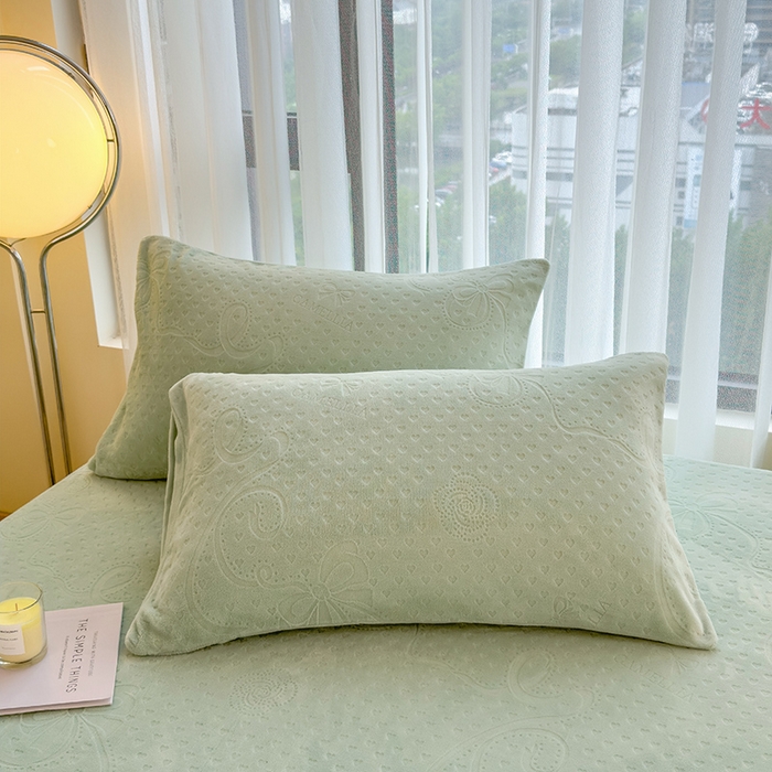 91家纺网 家纺一手货源 找家纺 摩妮卡 2025新款小清新雕花牛奶绒床笠单床笠床笠三件套 凯撒绿