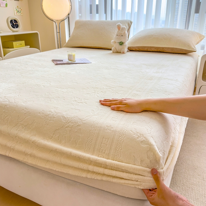 91家纺网 家纺一手货源 找家纺 摩妮卡 2025新款小清新雕花牛奶绒床笠单床笠床笠三件套 格雷西白