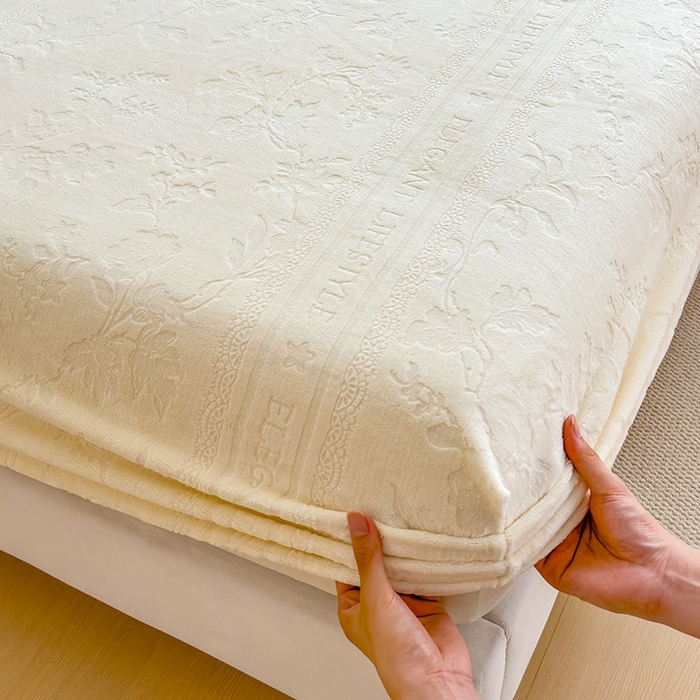 91家纺网 家纺一手货源 找家纺 摩妮卡 2025新款小清新雕花牛奶绒床笠单床笠床笠三件套 格雷西白