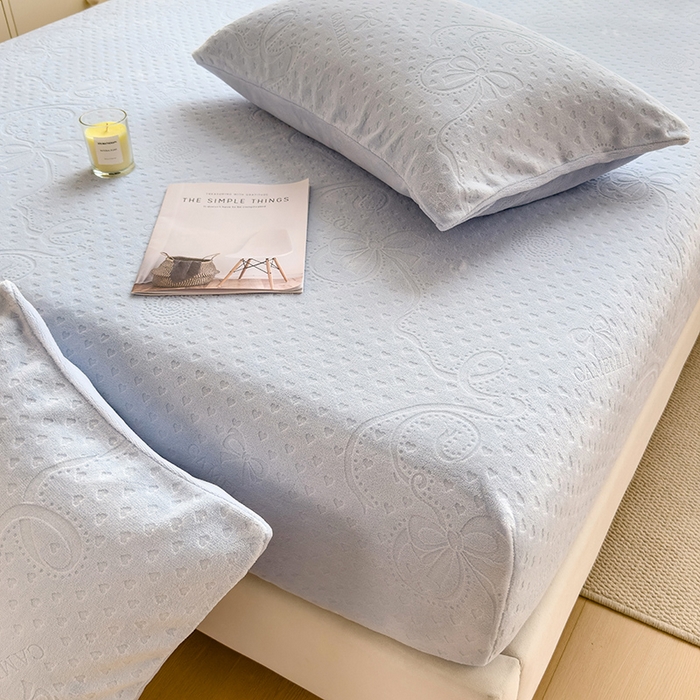 91家纺网 家纺一手货源 找家纺 摩妮卡 2025新款小清新雕花牛奶绒床笠单床笠床笠三件套 蜀锦灰