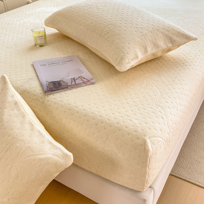 91家纺网 家纺一手货源 找家纺 摩妮卡 2025新款小清新雕花牛奶绒床笠单床笠床笠三件套 叶语白