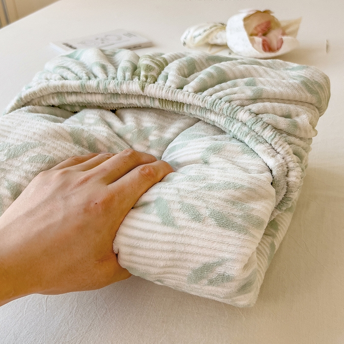 91家纺网 家纺一手货源 找家纺 摩妮卡 2025新款小清新雕花牛奶绒床笠单床笠床笠三件套 朵缇-绿