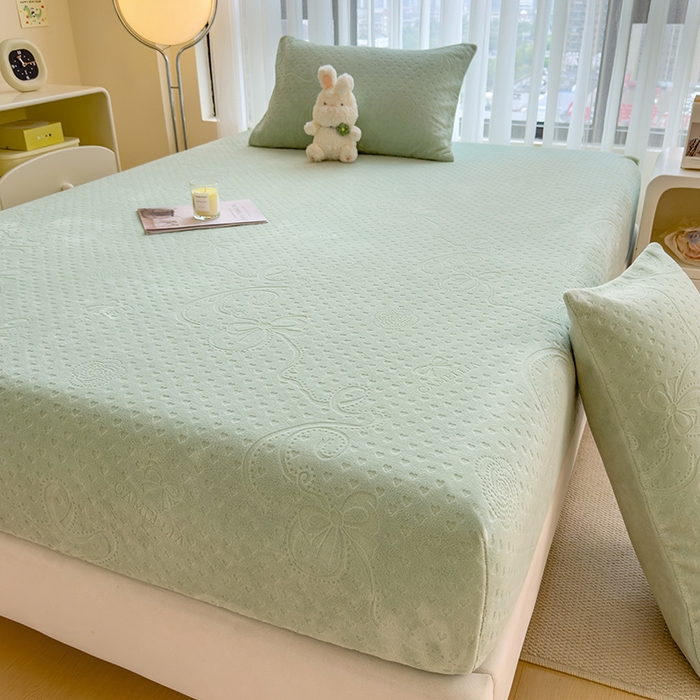 91家纺网 家纺一手货源 找家纺 摩妮卡 2025新款小清新雕花牛奶绒床笠单床笠床笠三件套 凯撒绿