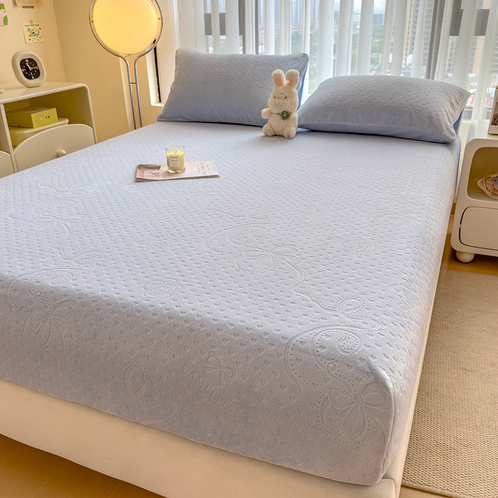 91家纺网 家纺一手货源 找家纺 摩妮卡 2025新款小清新雕花牛奶绒床笠单床笠床笠三件套 蜀锦灰