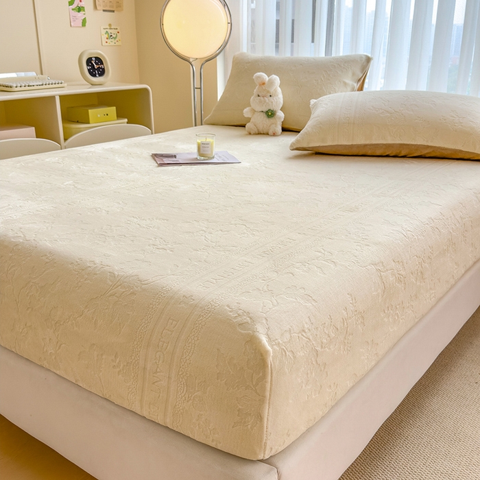 91家纺网 家纺一手货源 找家纺 摩妮卡 2025新款小清新雕花牛奶绒床笠单床笠床笠三件套 格雷西白