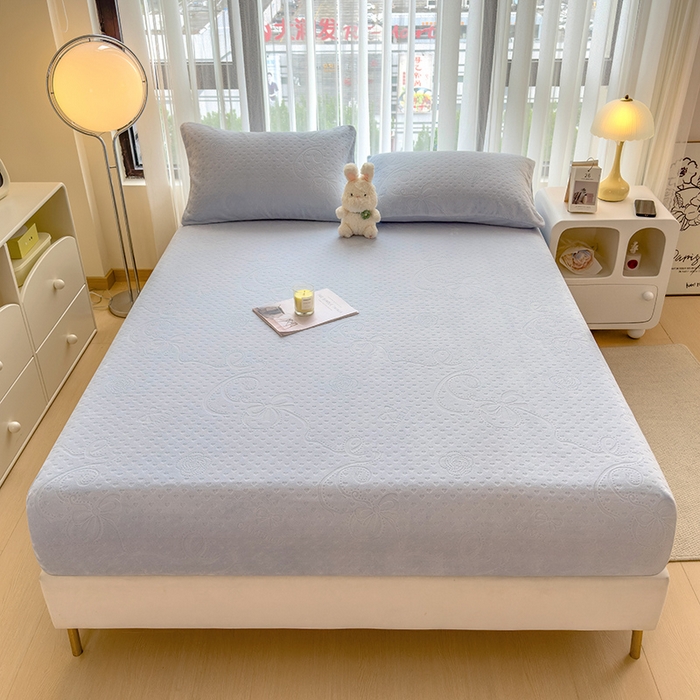 91家纺网 家纺一手货源 找家纺 摩妮卡 2025新款小清新雕花牛奶绒床笠单床笠床笠三件套 蜀锦灰