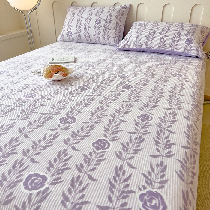 91家纺网 家纺一手货源 找家纺 摩妮卡 2025新款小清新雕花牛奶绒床笠单床笠床笠三件套 朵缇-紫