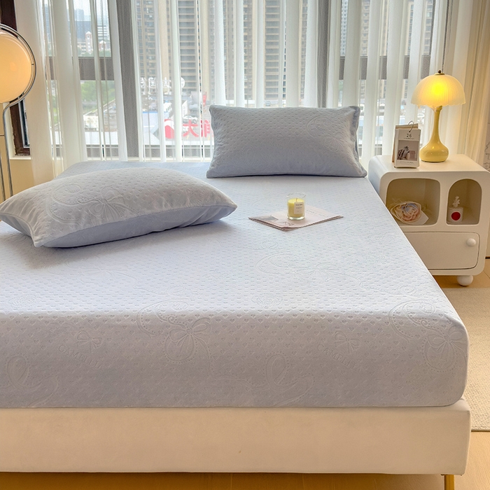 91家纺网 家纺一手货源 找家纺 摩妮卡 2025新款小清新雕花牛奶绒床笠单床笠床笠三件套 蜀锦灰