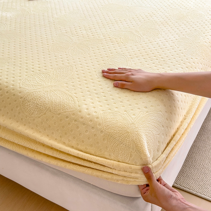 91家纺网 家纺一手货源 找家纺 摩妮卡 2025新款小清新雕花牛奶绒床笠单床笠床笠三件套 路易黄