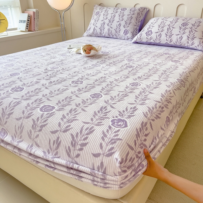 91家纺网 家纺一手货源 找家纺 摩妮卡 2025新款小清新雕花牛奶绒床笠单床笠床笠三件套 朵缇-紫