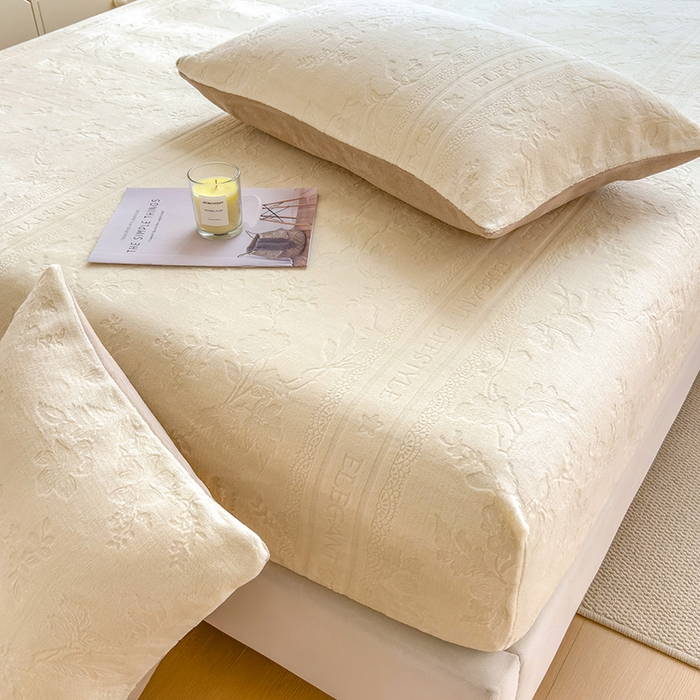 91家纺网 家纺一手货源 找家纺 摩妮卡 2025新款小清新雕花牛奶绒床笠单床笠床笠三件套 格雷西白