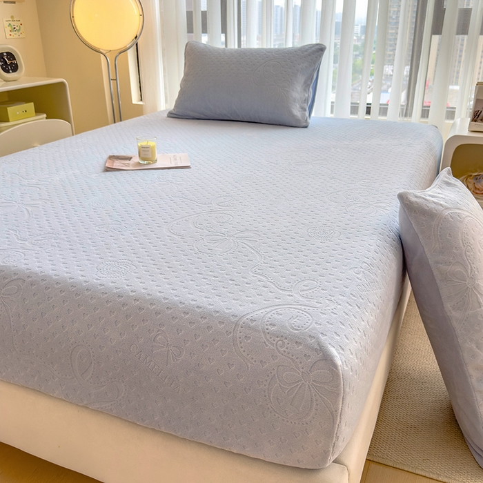 91家纺网 家纺一手货源 找家纺 摩妮卡 2025新款小清新雕花牛奶绒床笠单床笠床笠三件套 蜀锦灰