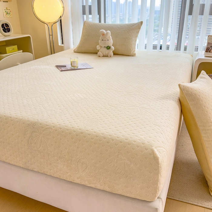 91家纺网 家纺一手货源 找家纺 摩妮卡 2025新款小清新雕花牛奶绒床笠单床笠床笠三件套 叶语白