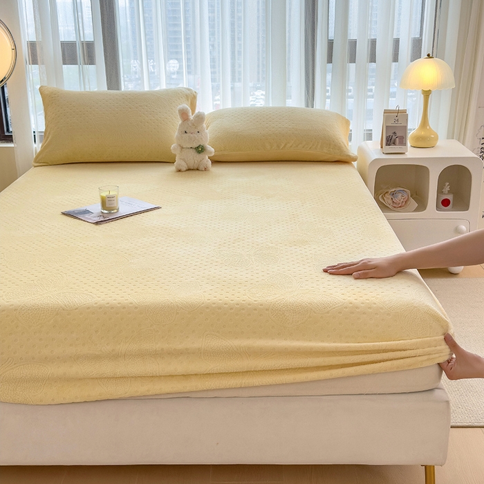 91家纺网 家纺一手货源 找家纺 摩妮卡 2025新款小清新雕花牛奶绒床笠单床笠床笠三件套 路易黄