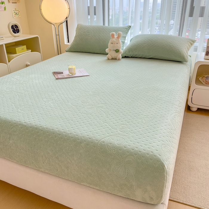 91家纺网 家纺一手货源 找家纺 摩妮卡 2025新款小清新雕花牛奶绒床笠单床笠床笠三件套 凯撒绿