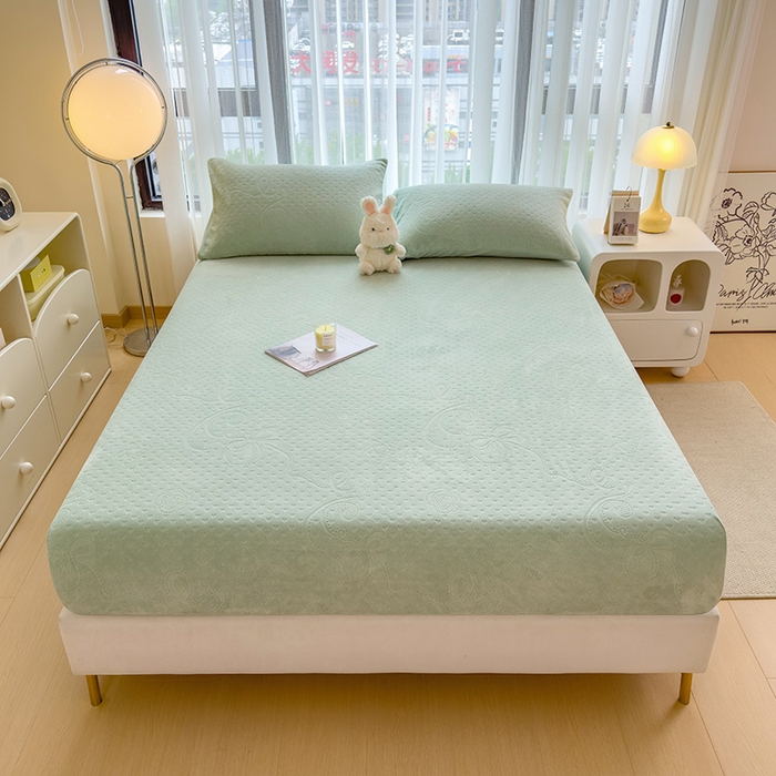 91家纺网 家纺一手货源 找家纺 摩妮卡 2025新款小清新雕花牛奶绒床笠单床笠床笠三件套 凯撒绿