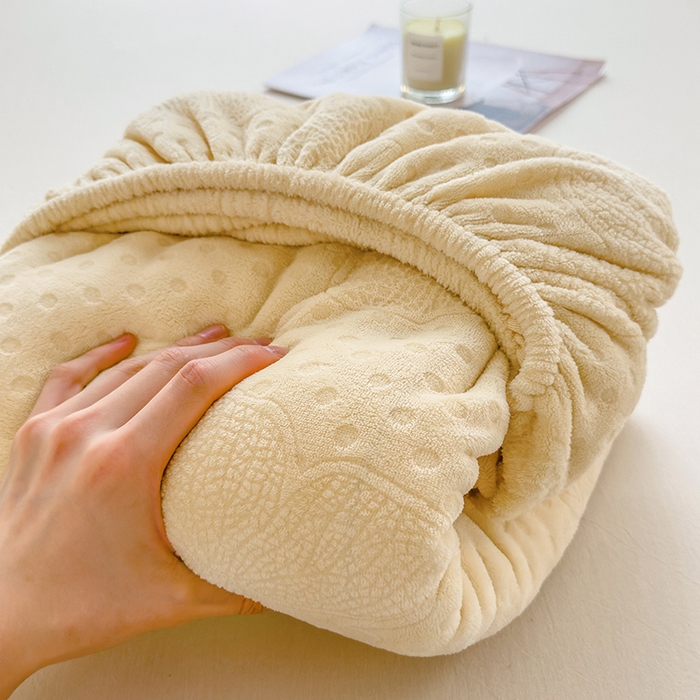 91家纺网 家纺一手货源 找家纺 摩妮卡 2025新款小清新雕花牛奶绒床笠单床笠床笠三件套 路易黄