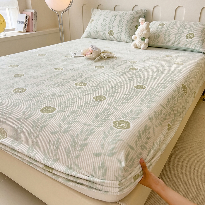 91家纺网 家纺一手货源 找家纺 摩妮卡 2025新款小清新雕花牛奶绒床笠单床笠床笠三件套 朵缇-绿