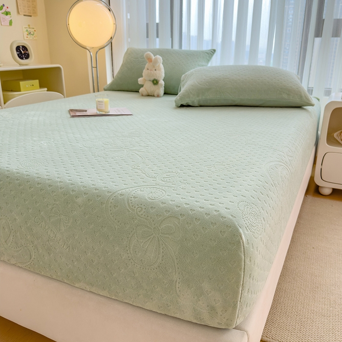 91家纺网 家纺一手货源 找家纺 摩妮卡 2025新款小清新雕花牛奶绒床笠单床笠床笠三件套 凯撒绿