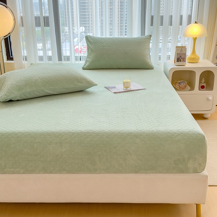 91家纺网 家纺一手货源 找家纺 摩妮卡 2025新款小清新雕花牛奶绒床笠单床笠床笠三件套 凯撒绿