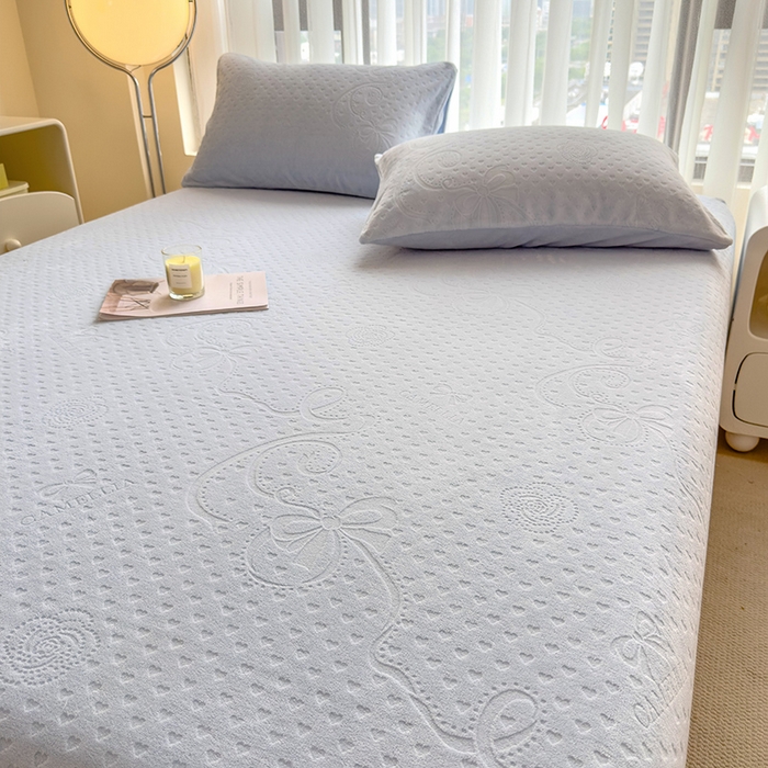 91家纺网 家纺一手货源 找家纺 摩妮卡 2025新款小清新雕花牛奶绒床笠单床笠床笠三件套 蜀锦灰