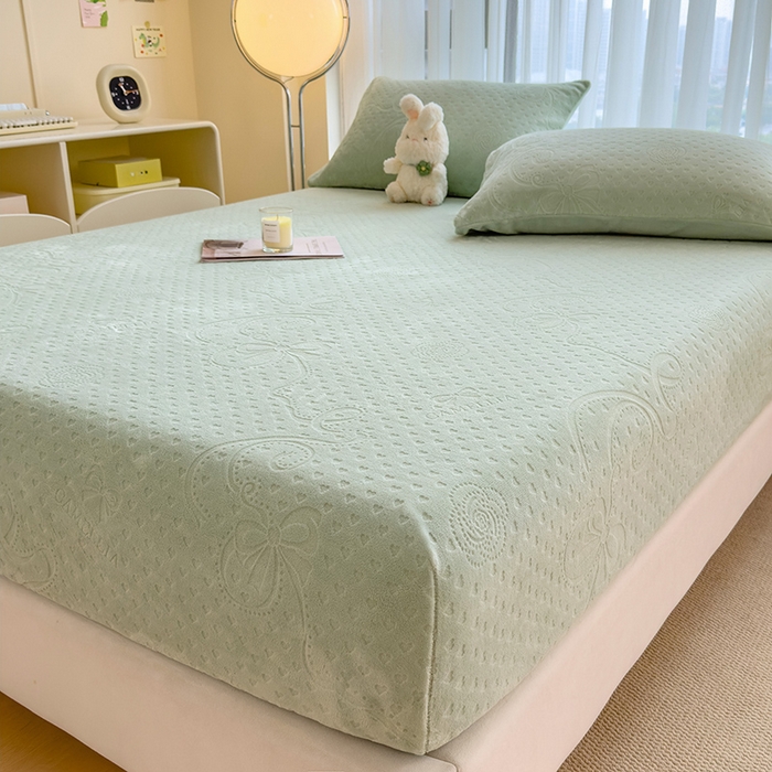 91家纺网 家纺一手货源 找家纺 摩妮卡 2025新款小清新雕花牛奶绒床笠单床笠床笠三件套 凯撒绿